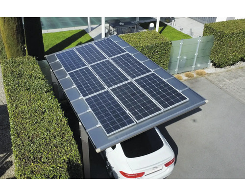 Carport mit Solaranlage und geparktem Auto