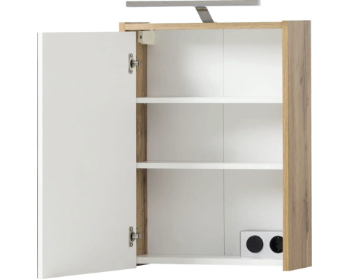 Geöffneter Spiegelschrank mit Einlegeböden und Beleuchtung