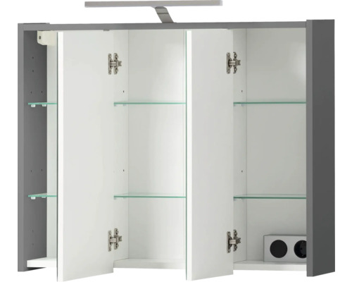 Offener Spiegelschrank mit Glasablagen und Beleuchtung