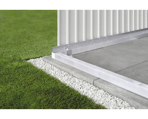 Bodenrahmen Biohort HighLine H3, Panorama P3, AvantGarde A6 Aluminiumrahmen auf Betonplatten mit Kies neben Rasen