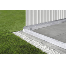 Detailansicht eines Gartenhauses mit Aluminiumrahmen auf Betonplatten