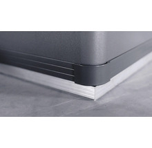 Detailansicht eines Kunststoffgehäuses mit Aluminiumrahmen