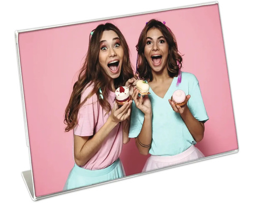 Dekorativer Bilderrahmen mit Foto von zwei Frauen, die Gebäck halten