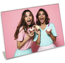 Tischaufsteller mit Foto von zwei Frauen mit Gebäck