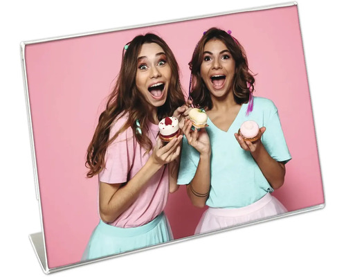 Tischaufsteller mit Foto von zwei Frauen mit Gebäck