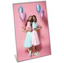 Bilderrahmen mit Foto von zwei jungen Frauen mit Luftballons