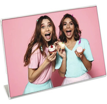 Foto mit zwei Frauen, die Gebäck halten