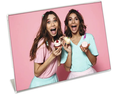 Foto mit zwei Frauen, die Gebäck halten