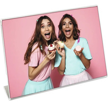 Foto mit zwei Frauen, die begeistert Gebäck halten