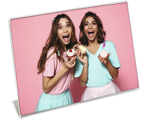 Foto mit zwei Frauen, die begeistert Gebäck halten