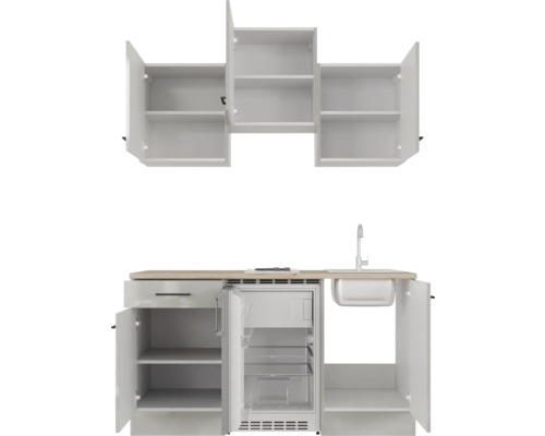 Küchenzeile mit Hängeschränken, Spüle und Kühlschrank