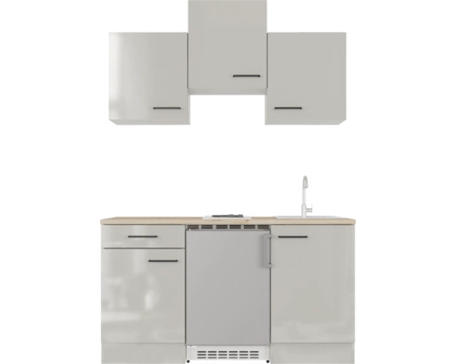 Küchenzeile mit Spüle und Schränken