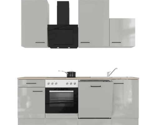 Küchenzeile mit Spüle, Herd, Dunstabzugshaube und Schränken