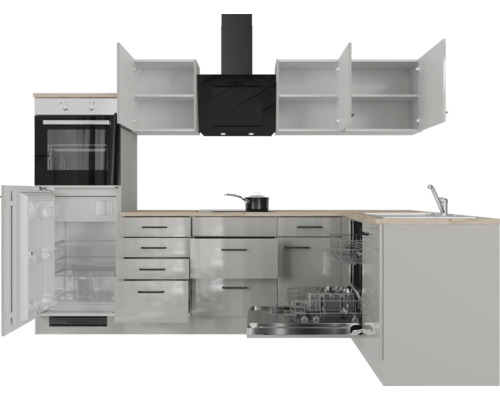 Küchenzeile mit Geräten, Spüle, Geschirrspüler, Kühlschrank, Herd und Dunstabzugshaube.