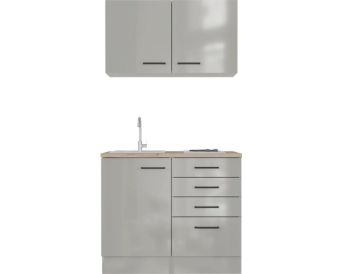 Küchenzeile mit Spüle, Armatur, Schubladen und Hängeschränken