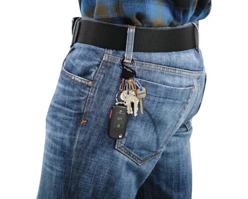 Schlüsselanhänger am Gürtel einer Jeans befestigt.