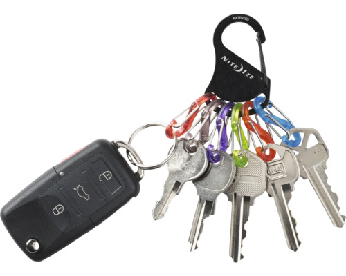Schlüsselanhänger mit mehreren Schlüsseln und Autoschlüssel