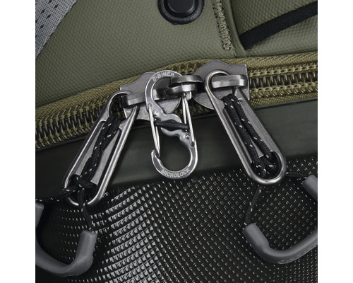 Nahaufnahme von Reißverschlüssen und S-Biner MicroLock an einer Tasche