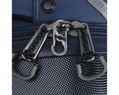 Detailaufnahme eines Reißverschlusses mit Karabiner an einer Tasche