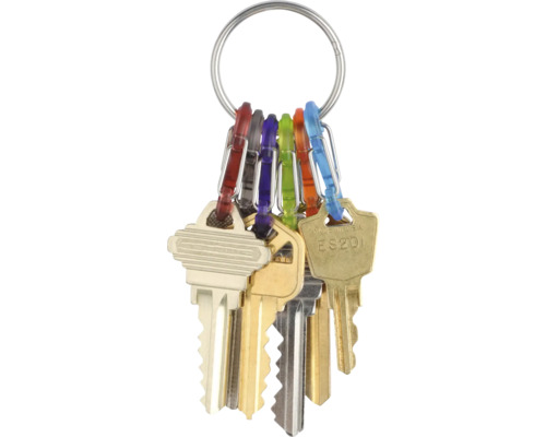 Schlüsselbund mit mehreren Schlüsseln und farbigen Anhängern
