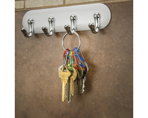 Schlüsselhakenleiste mit mehreren Schlüsseln