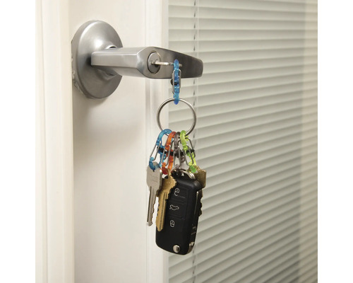 Schlüsselbund hängt an einem Türgriff