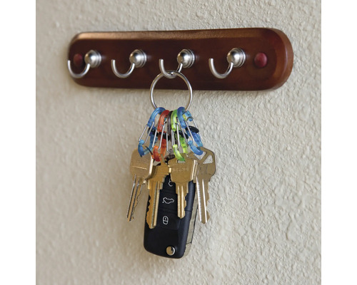 Schlüsselbrett mit mehreren Schlüsseln an der Wand