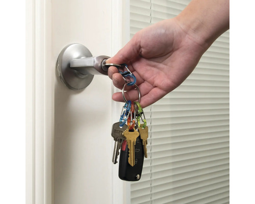 Eine Hand öffnet eine Tür mit einem Schlüsselbund