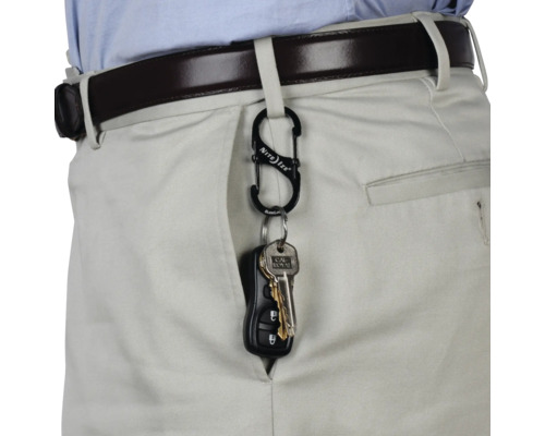 Schlüsselanhänger mit S-förmigem Karabiner an einer Hose befestigt
