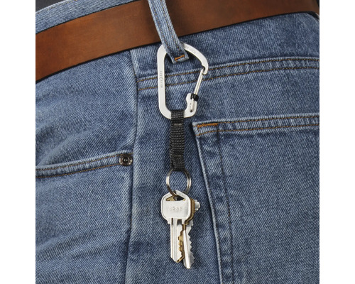 Schlüsselanhänger mit Karabiner befestigt an einer Jeanshose