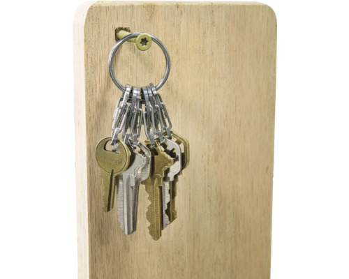 Schlüsselbund an einer Holzhalterung