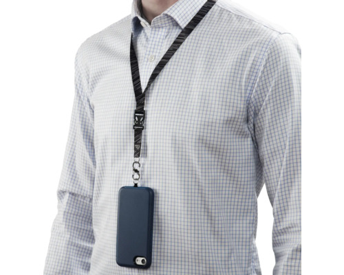 Mann mit einem Handyband um den Hals, an dem ein Mobiltelefon befestigt ist