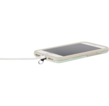 Smartphone in Schutzhülle mit Ladekabel