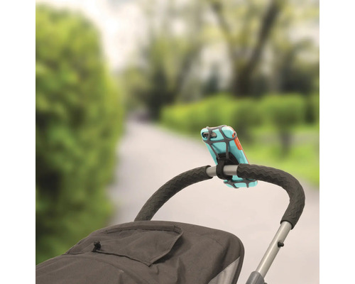 Smartphone-Halterung am Kinderwagenlenker befestigt