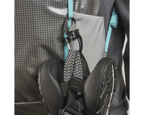Detailaufnahme eines Rucksacks mit befestigten Sandalen mithilfe von Karabinerhaken.