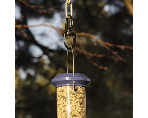 Vogelhaus mit Kette und Karabinerhaken gefüllt mit Vogelfutter
