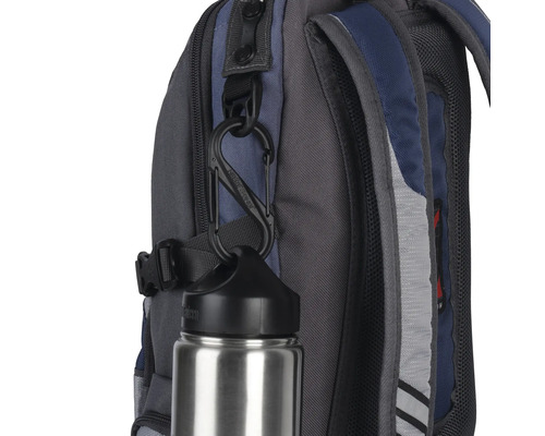 Nahaufnahme eines Rucksacks mit Karabiner und Trinkflasche.
