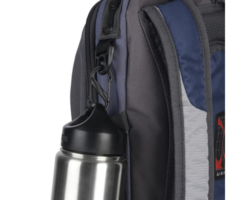 Eine Edelstahlflasche hängt mit einem Karabiner an einem Rucksack