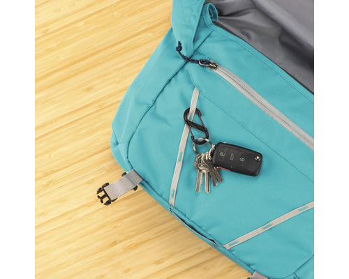Nahaufnahme eines offenen, hellblauen Rucksacks mit Schlüsselbund an einem Karabinerhaken.
