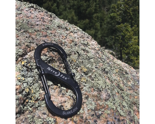 Nite Ize S-Biner SlideLock Karabiner auf einem Felsen