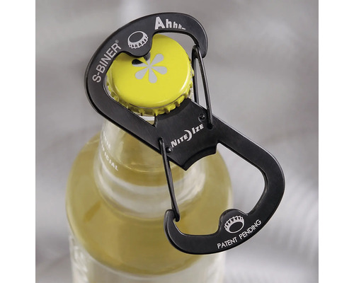 Nite Ize Karabiner mit Flaschenöffner an Flasche