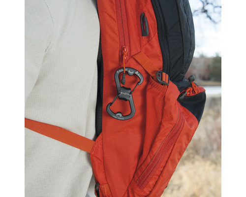 Flaschenöffner in Form einer Acht am Rucksack