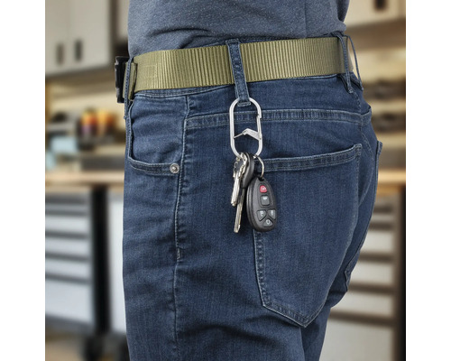 Person mit Karabiner am Gürtel, der Schlüssel hält