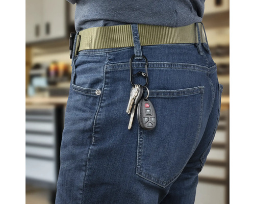 Hose mit Schlüsselanhänger am Gürtel