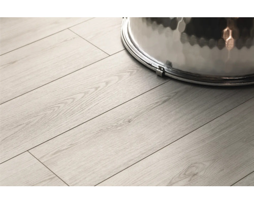 Heller Laminatboden mit Holzoptik.