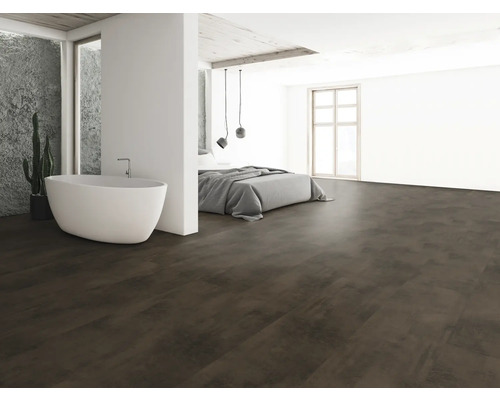Badezimmer und Schlafzimmer mit dunklem Boden, Badewanne, Bett und Fenster.