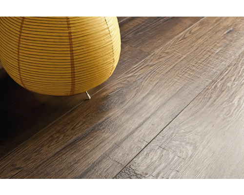 Verlegung von Laminatboden mit Holzoptik und dekorativer Lampe