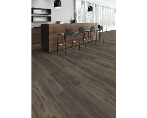 Raumansicht mit Holzboden, Bar und Barhockern.
