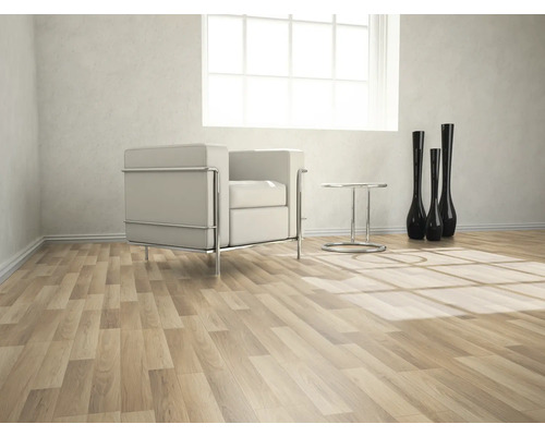 Heller Raum mit Parkettboden, Sessel, Tisch und Dekoration