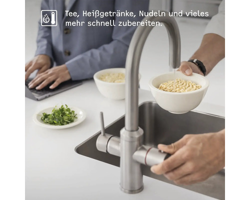 Küchenszene mit Armatur, Spüle und Personen, die Essen zubereiten